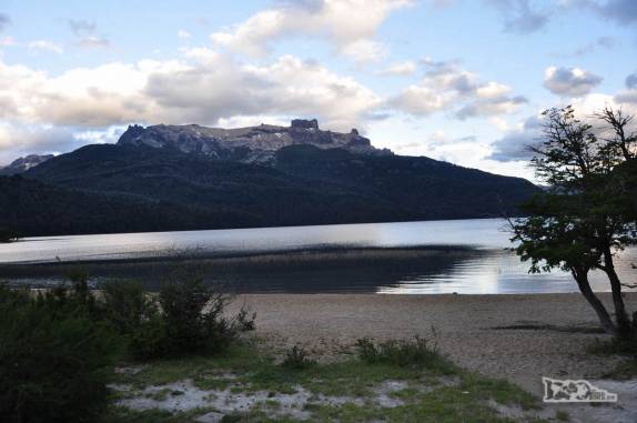 A vista da nossa barraca no fim de tarde, a beira do lago Falkner, no Parque Lanin, na região de San Martín de Los Andes, na Argentina